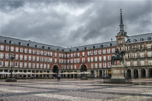 马德里的主要广场 在雨天和多云的天空在马德里市长广场的看法 马德里 西班牙 — 图库照片