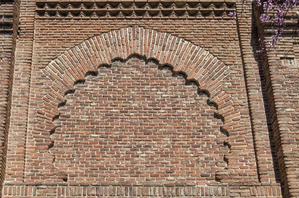 blind lobed brick arch /blind lobed arch on the outside of a brick wall.