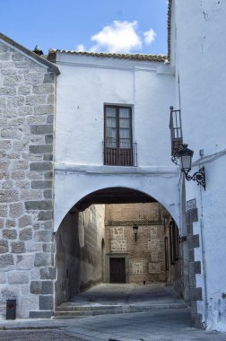 Pitoresk içinde Castilla La Mancha köşe / beyaz cephe bina Balkonlu ve Toledo Puebla de Montalban ili kemer ile köşe. Castilla la Mancha. İspanya.