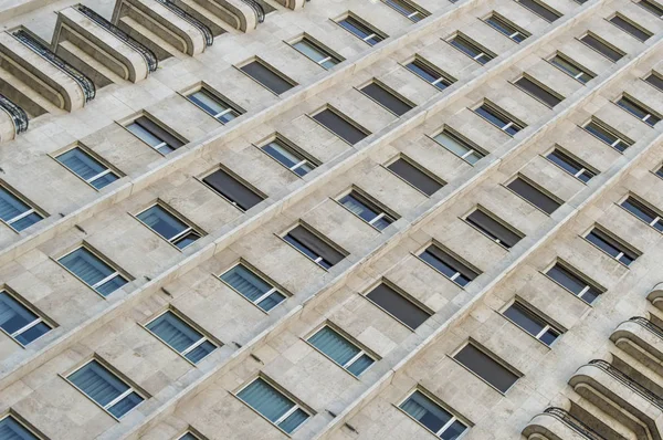 Fachada Con Ventanas Imagen Diagonal Una Fachada Blanca Con Ventanas — Foto de Stock