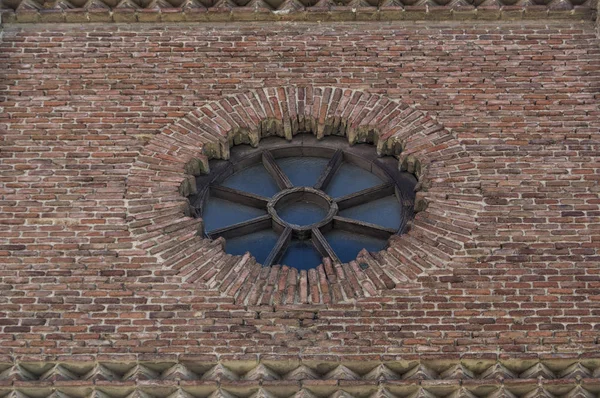 Rosenfenster Rosenfenster Aus Holz Und Glas Einer Backsteinfassade Einer Kirche — Stockfoto