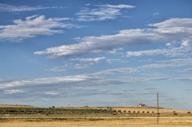 Toledo İspanya 'nın Torrijos şehrinde bulutlarla kaplı, yazın kurak bir tarla.