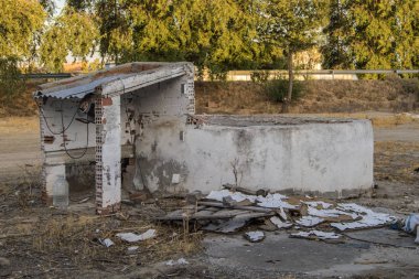 Bir tarlada molozla eski bir kuyu