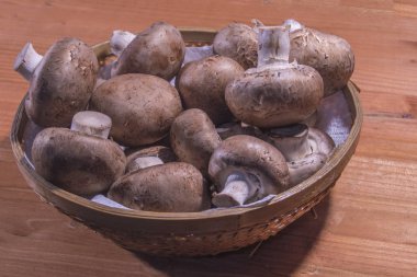 Ahşap arka planda izole edilmiş sepet.