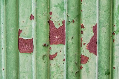 Paslı metal kapının üzerindeki yeşil boya.