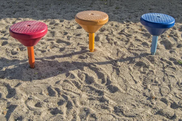 Três Assentos Coloridos Para Balançar Playground — Fotografia de Stock