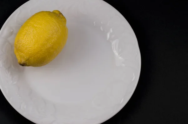 Minimalist Photography Lemmon White Plate Isolated Black Background Macro — Stock Photo, Image