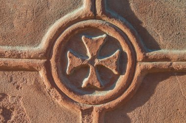 Arka planda bir kilisenin cephesinde bir haç var..