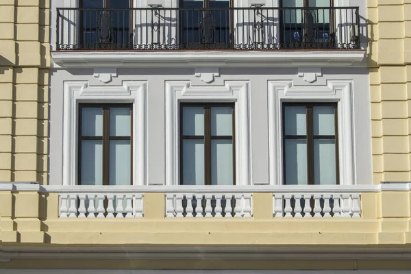 Madrid Bir Binanın Cephesinde Balustrade Ile Sanat Dec Oriel Spanya — Stok fotoğraf