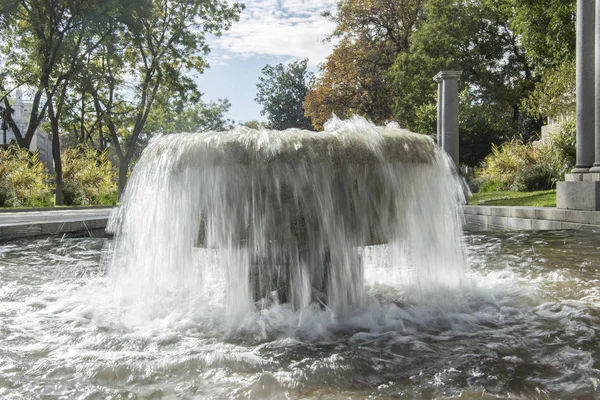 Kleiner Kreisförmiger Brunnen Mit Wasserstrahlen Einer Straße Madrid Spanien — Stockfoto