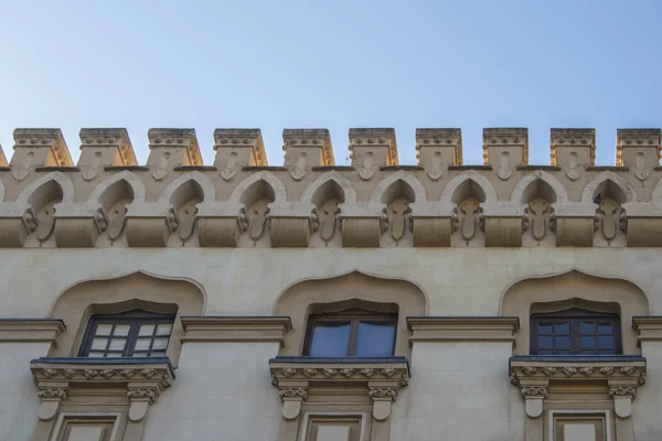 Außengesims Der Fassade Eines Klosters Mit Drei Neugotischen Fenstern Madrid — Stockfoto