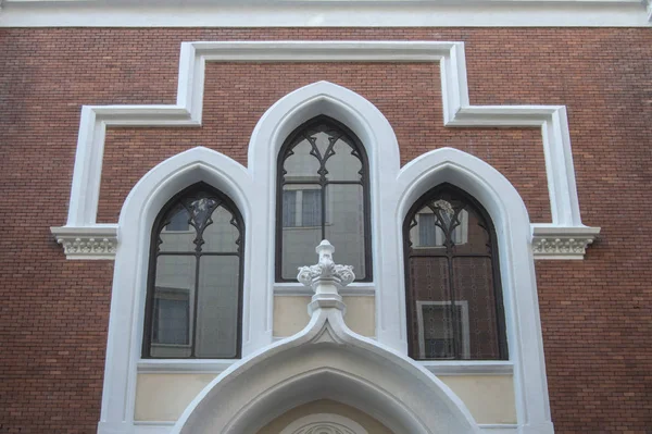 Ventana Neogótica Con Tres Ventanas Fachada Una Iglesia — Foto de Stock