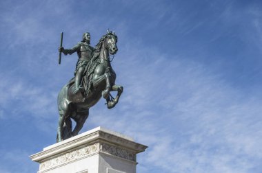 Arka plandaki gökyüzünde bulunan Felipe IV 'ün bronz binicilik heykeli