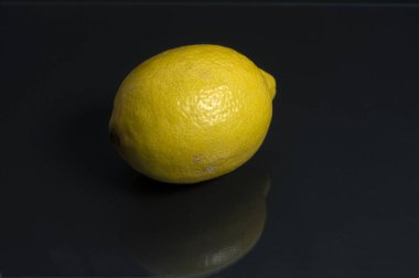 Siyah arkaplanda yansıması olan limon