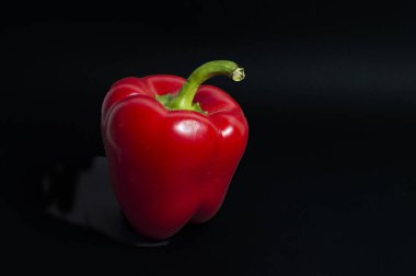 siyah arka plan üzerine izole kırmızı biber