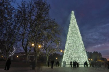 İspanya 'nın Madrid meydanında beyaz ışık yılbaşı ağacı