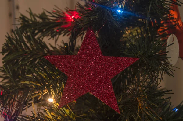 Una Estrella Chistamas Rojos Goma Eva Colgando Árbol Navidad — Foto de Stock