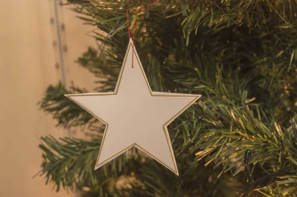 Ein Weißer Stern Aus Gummieva Der Einem Weihnachtsbaum Hängt — Stockfoto