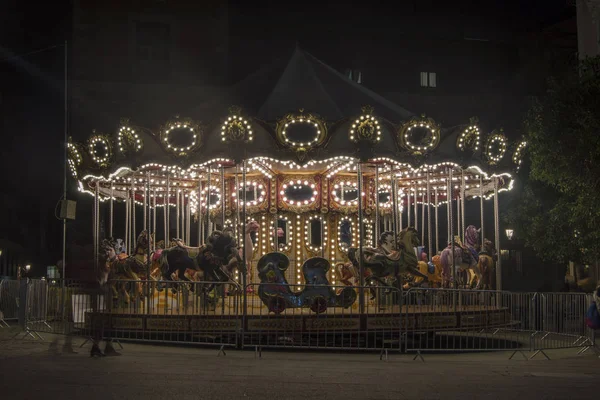 Ein Weihnachtliches Karussell Beleuchtet Der Nacht Insquare Madrid Spanien lizenzfreie Stockfotos