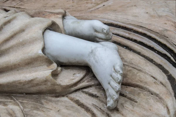 Marmurowe Stopy Starej Rzeźby — Zdjęcie stockowe