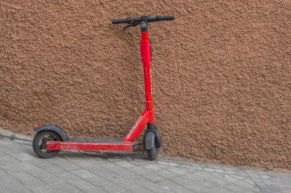 Scooter Rouge Sur Une Rue Appuyé Sur Mur — Photo