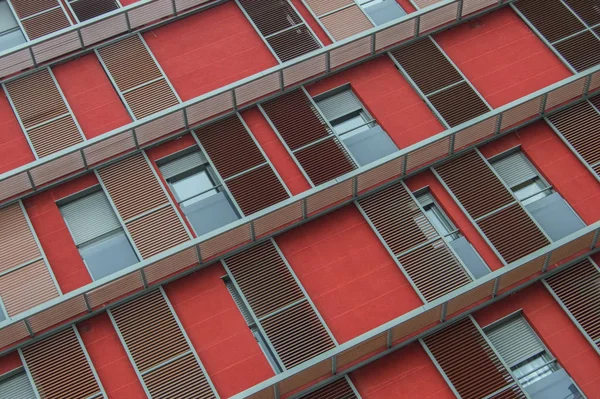 Tło Czerwoną Fasadą Oknami Budynku Madrycie Hiszpania — Zdjęcie stockowe