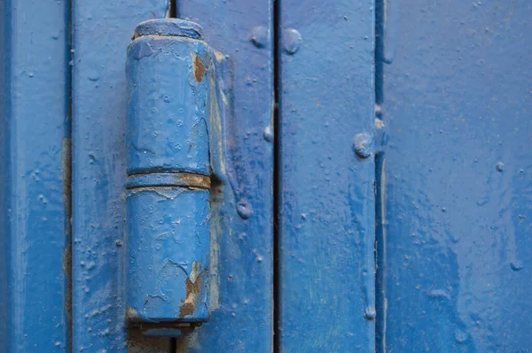 Ein Großes Scharnier Einer Blau Lackierten Metalltür Mit Tropfen — Stockfoto