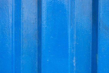 Madrid 'deki binanın ön cephesinde dikey çizgileri olan mavi metalik bir arka plan. İspanya.