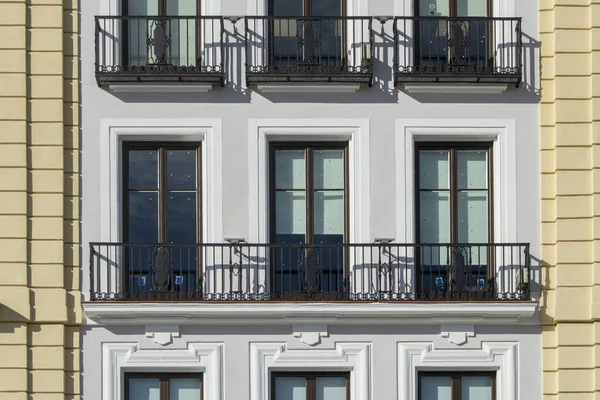 Madrid Bir Binanın Cephesinde Balustrade Ile Sanat Dec Oriel Spanya — Stok fotoğraf