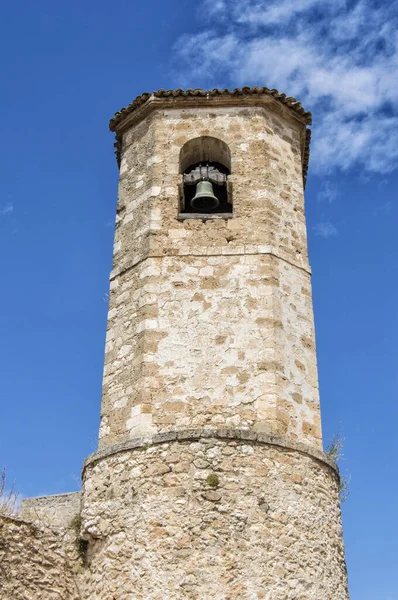 Gamla Sten Klocktornet Och Klockan Kyrkan Arkitekturdetaljer — Stockfoto