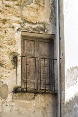 İspanya 'da bir binanın ön cephesinde eski bir balkon.