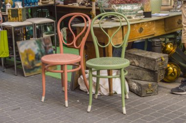 Madrid 'de bir markette bir çift yeşil ve pembe tahta sandalye. İspanya