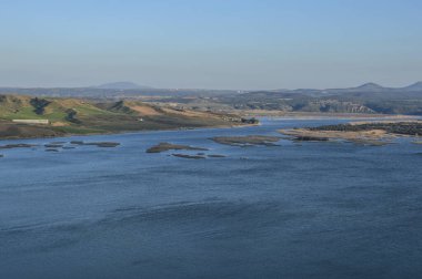 Burujon Kanyonları ve Toledo 'daki Castrejon rezervuarının manzarası. Mançalı Kastilya. İspanya.
