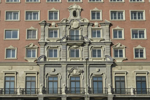 Madrid Deki Plaza Binasının Cephesinin Balkonları Pencereleri Spanya — Stok fotoğraf