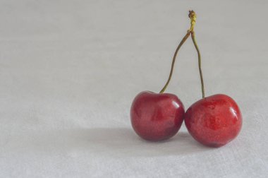 Beyaz arka planda izole edilmiş iki kiraz