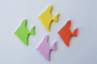 Beyaz arka planda dört Eva kauçuk rengi balık