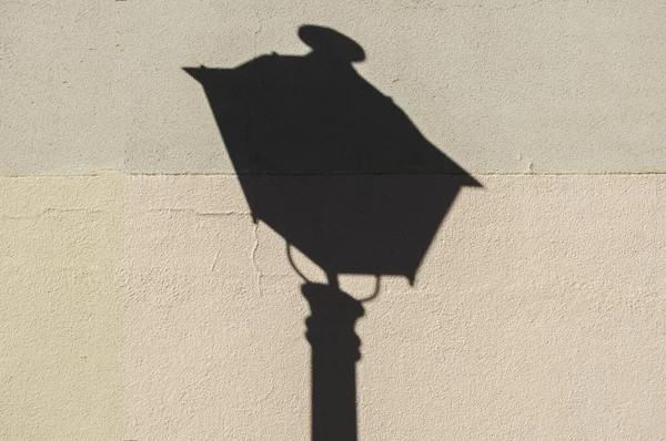 Straßenlaterne Schatten Auf Einer Betonwand — Stockfoto