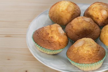 Ahşap arka planda izole edilmiş çörekli tabak.