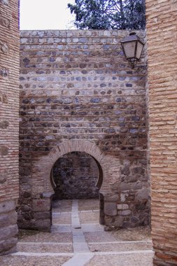 İspanya 'nın Toledo şehrinin duvarındaki at nalı kemerinin görüntüsü.