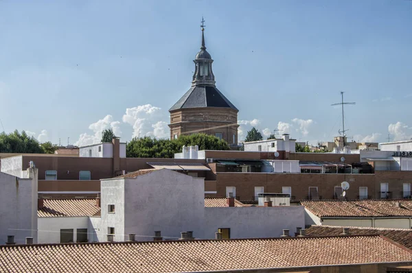 Utsikt Över Tak Med Kyrka Kupol Bakgrunden Madrid Spanien — Stockfoto