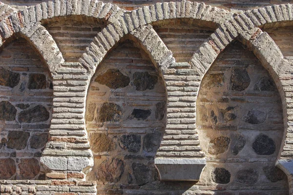 托莱多的一座木罐建筑里 马蹄交错的砖拱门 西班牙 — 图库照片