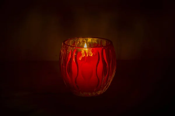 Eine Rote Kerze Einem Glaskerzenständer Isoliert Auf Schwarzem Hintergrund — Stockfoto