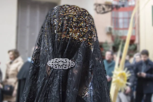 Siyah mantilla giymiş İspanyol kadın ve tören alayında tarak.