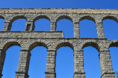 Segovia 'da mavi gökyüzüne karşı kesilen su kemeri manzarası. İspanya