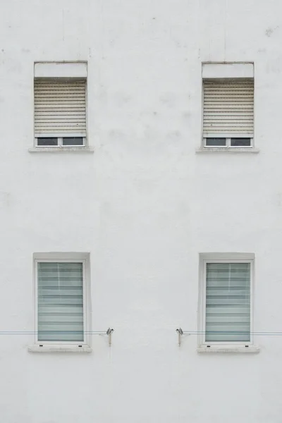 Facciata Bianca Con Quattro Finestre Simmetriche — Foto Stock