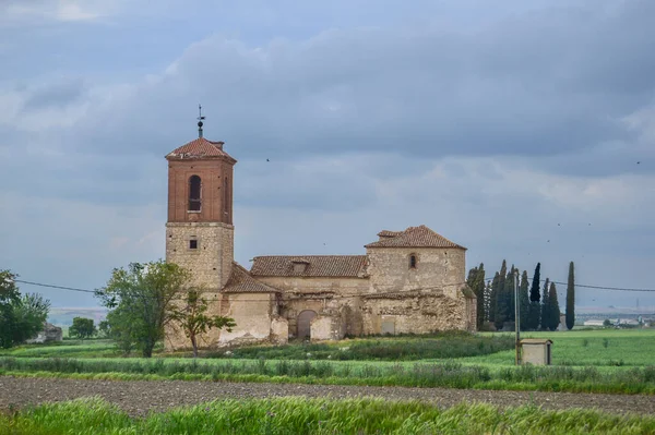 Caudilla 'da terk edilmiş eski bir kilise, Toledo vilayeti. İspanya