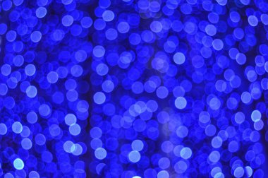 Odaklanamayan renkli ışıklar mavi arkaplanda yanıp sönüyor.