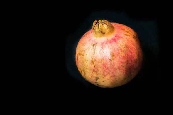 Fruta Romã Isolada Sobre Fundo Preto — Fotografia de Stock