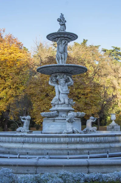 Παλαιά Πέτρινη Διακοσμητική Κρήνη Δημόσιο Πάρκο Στη Μαδρίτη Ισπανία — Φωτογραφία Αρχείου