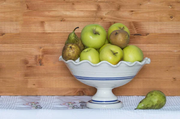 Ceramiczna Miska Owocowa Jabłkami Gruszkami Tkaninie Obrusach Drewna — Zdjęcie stockowe